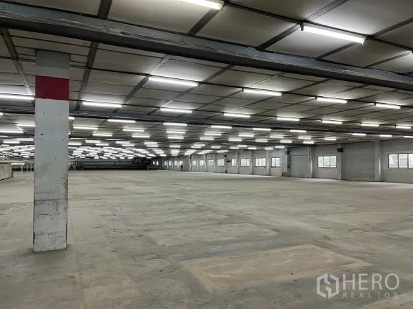 工厂 出租在Phra Samut Chedi, Samut Prakan - 宽阔仓库分区，地面标线清晰，结构柱一排排分布。