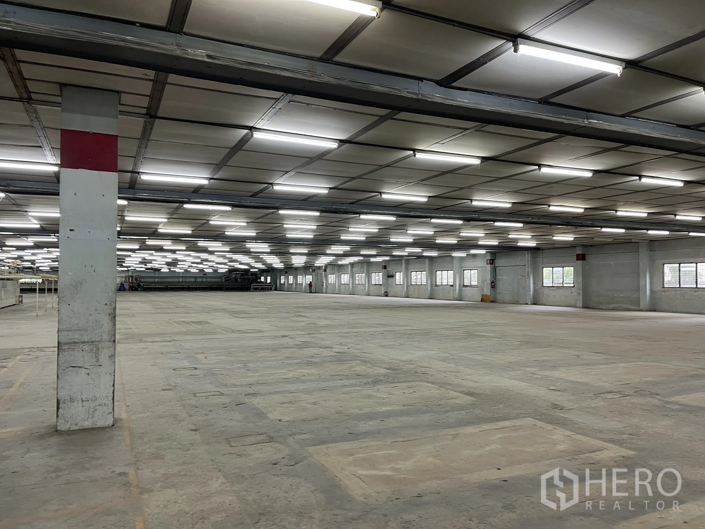 工厂 出租在Phra Samut Chedi, Samut Prakan - 宽阔仓库分区，地面标线清晰，结构柱一排排分布。