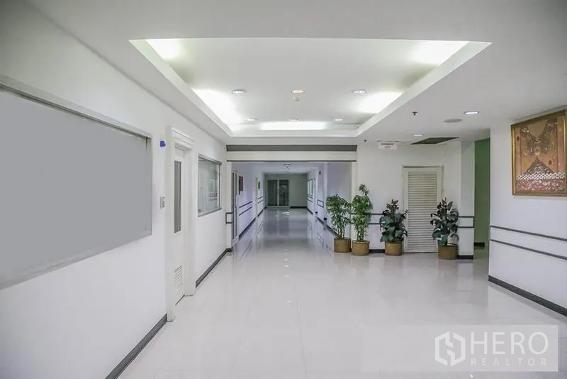 สำนักงาน ให้เช่าในBang Na, Bangkok - ระเบียงทางเดินภายในกว้าง มีไฟฝังฝ้าและต้นไม้ตกแต่ง