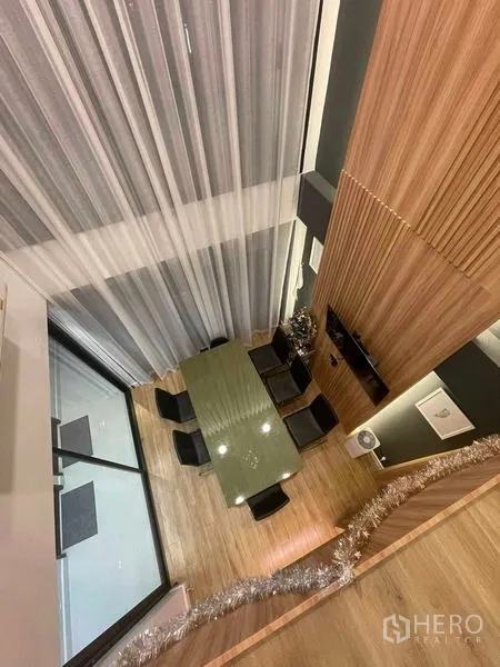 สำนักงานที่บ้าน ให้เช่าหรือขายในBang Kapi, Bangkok - มุมมองจากด้านบนของห้องประชุมสองชั้น โต๊ะยาวและผนังไม้