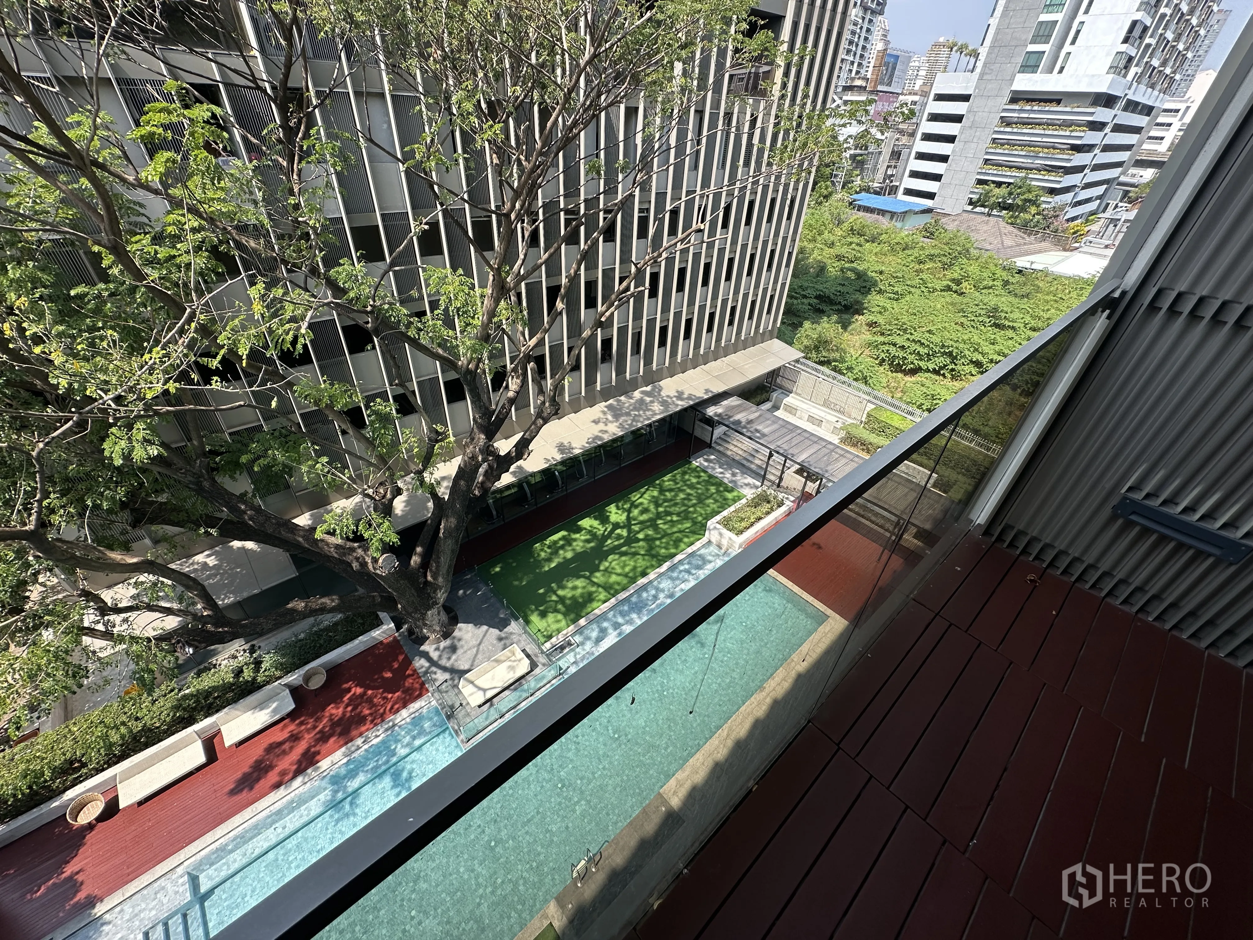 คอนโด for rent in Khlong Toei, Bangkok - มุมมองจากระเบียงชั้นสูง เห็นสวนจัดแต่งและสระว่ายน้ำยาว