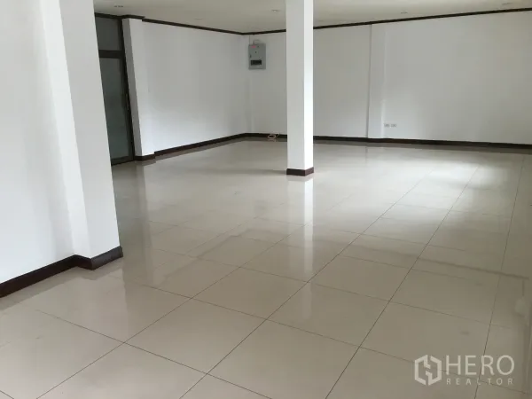 ทาวน์เฮาส์ ให้เช่าในKhlong Toei, Bangkok - พื้นที่นั่งเล่นแบบเปิดโล่ง พื้นกระเบื้องเงา ผนังสีขาวและเสาโครงสร้าง