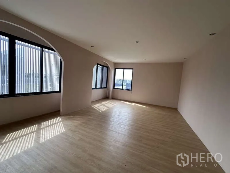 โรงงาน ให้เช่าหรือขายในLam Luk Ka, Pathum Thani - มุมมองเพิ่มเติมของออฟฟิศโล่งพร้อมช่องโค้งและแสงอบอุ่น