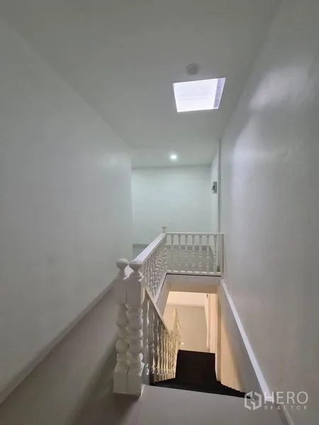 ทาวน์เฮาส์ ให้เช่าในKhlong Toei, Bangkok - โถงบันไดมีราวสีขาวและช่องแสงสกายไลท์รับแสงธรรมชาติ