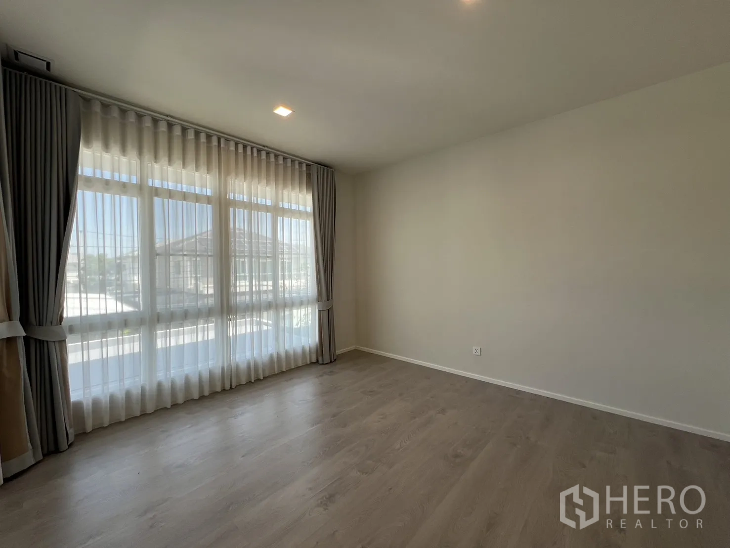 独立式住宅 出租在Prawet, Bangkok - 二层卫生间，玻璃淋浴与洗手台。