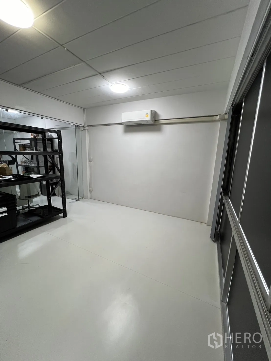 อาคารพาณิชย์ ให้เช่าหรือขายในWatthana, Bangkok - ห้องเก็บของหรือหลังออฟฟิศ กั้นกระจก พร้อมชั้นวางของ