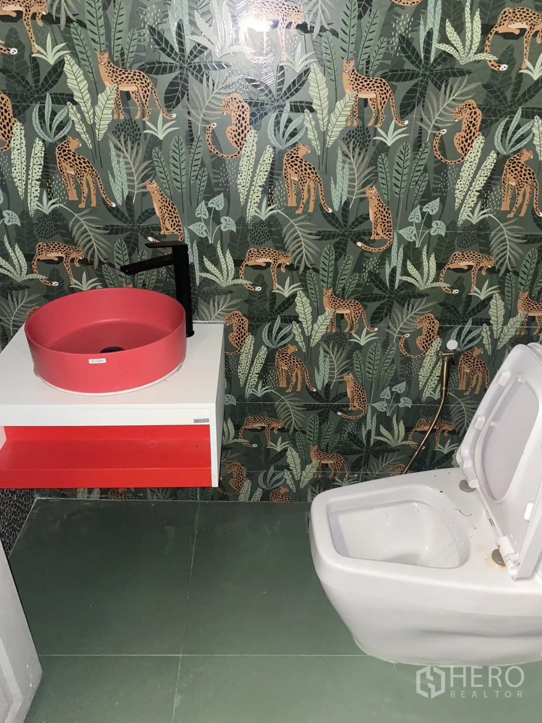 พื้นที่ขายปลีก ให้เช่าในWatthana, Bangkok - ห้องน้ำลายป่าเขตร้อน อ่างลอยสีแดง และโถสุขภัณฑ์สีขาว
