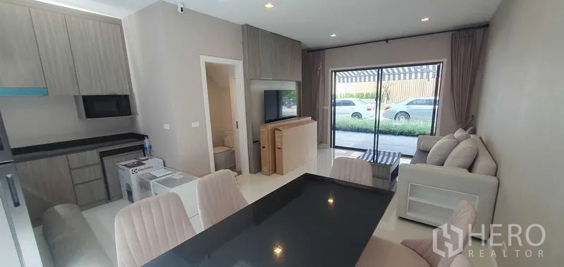 สำนักงานที่บ้าน ให้เช่าในPrawet, Bangkok - มุมมองจากห้องนั่งเล่นสู่หน้าบ้าน ด้วยประตูบานเลื่อนเต็มผนัง เห็นที่จอดรถ