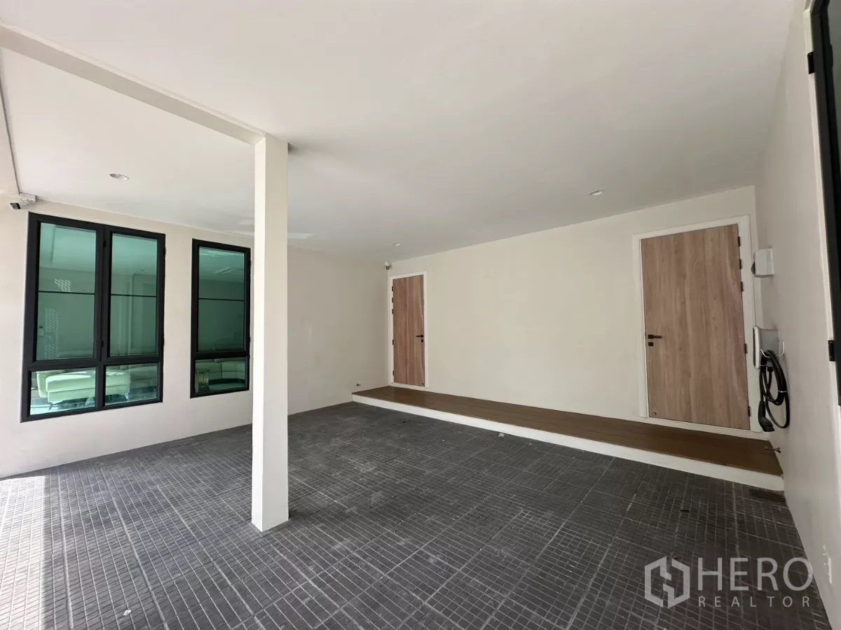 联排别墅 出租在Watthana, Bangkok - 杂物/女佣区，分隔操作台与地砖。