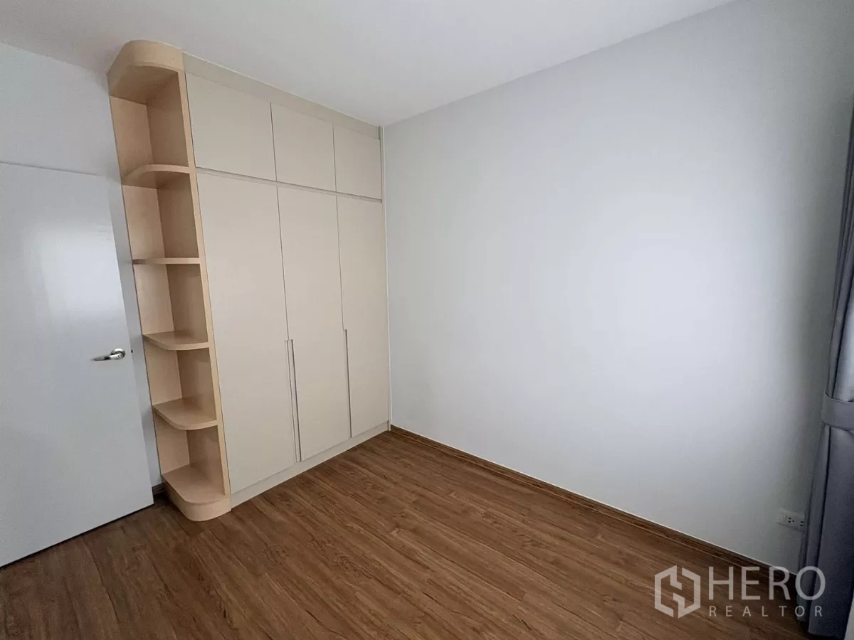 Townhouse for rent in Bang Phli, Samut Prakan - Built-in wardrobe with rounded open shelving in the secondary bedroom.