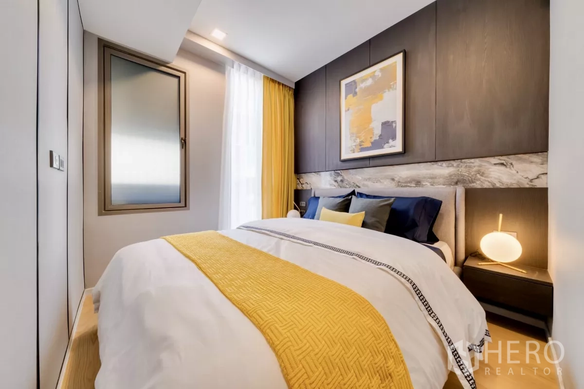 คอนโด ให้เช่าในWatthana, Bangkok - ห้องนอนอบอุ่น โทนเหลือง มีผ้าม่านโปร่งและหัวเตียงบุผ้า