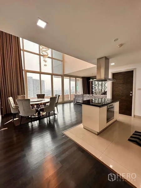 คอนโด ให้เช่าหรือขาย - ห้องรับประทานอาหารและนั่งเล่นเพดานสูงสองชั้น พร้อมหน้าต่างเต็มบานและครัวไอส์แลนด์ที่วอเตอร์มาร์ค เจ้าพระยา