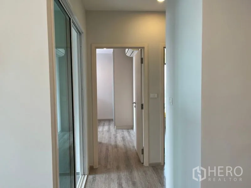 คอนโด ขายในPhaya Thai, Bangkok - โถงทางเดินพื้นไม้โทนอ่อนเชื่อมไปยังห้องนอนในคอนโด