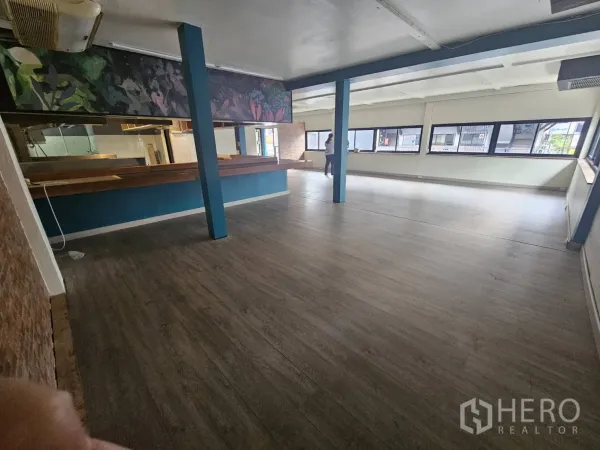 พื้นที่ขายปลีก ให้เช่าในWatthana, Bangkok - พื้นที่เปิดโล่งขนาดใหญ่ มีเสากรอบสีฟ้าและหน้าต่างยาว รับแสงธรรมชาติ