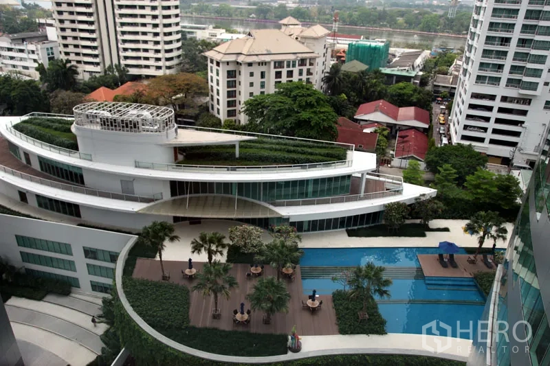 公寓 出租在Khlong Toei, Bangkok - 俯瞰小区配套：游泳池、景观平台与绿化区域。