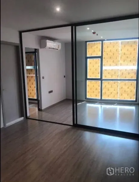 คอนโด ขายในKhlong Toei, Bangkok - โซนห้องนอนหลังกระจกกรอบดำพร้อมหน้าต่างขนาดใหญ่และเครื่องปรับอากาศ