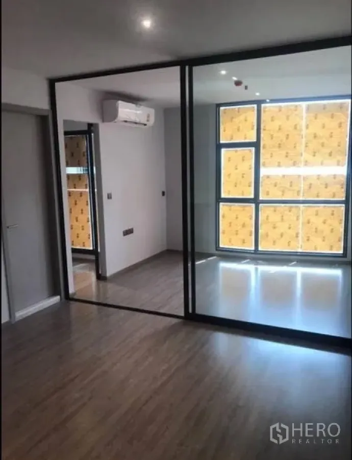 คอนโด ขายในKhlong Toei, Bangkok - โซนห้องนอนหลังกระจกกรอบดำพร้อมหน้าต่างขนาดใหญ่และเครื่องปรับอากาศ