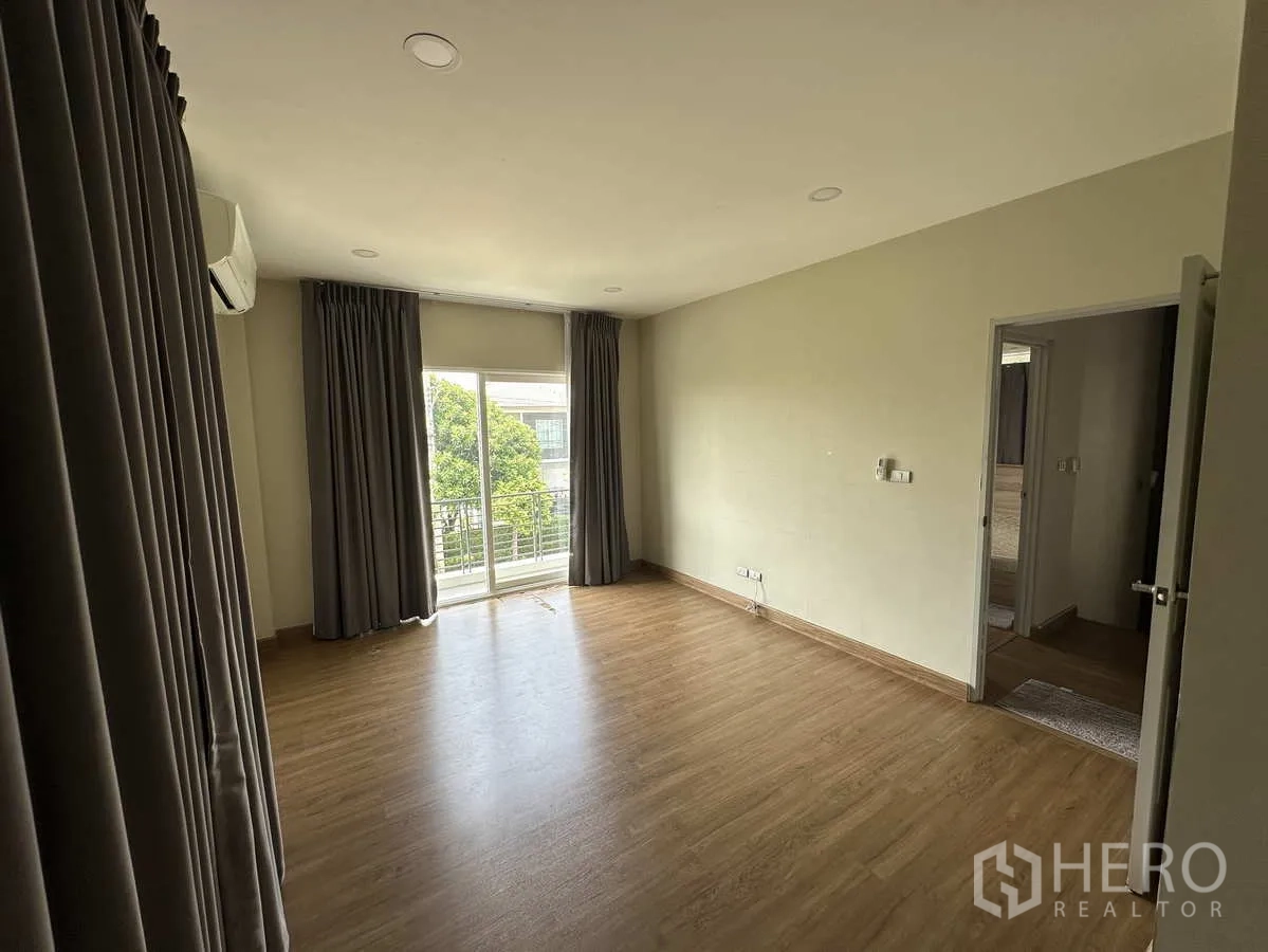 บ้าน ให้เช่าในKhlong Luang, Pathum Thani - ห้องนอนรองพร้อมแอร์ ผ้าม่าน และพื้นลามิเนต