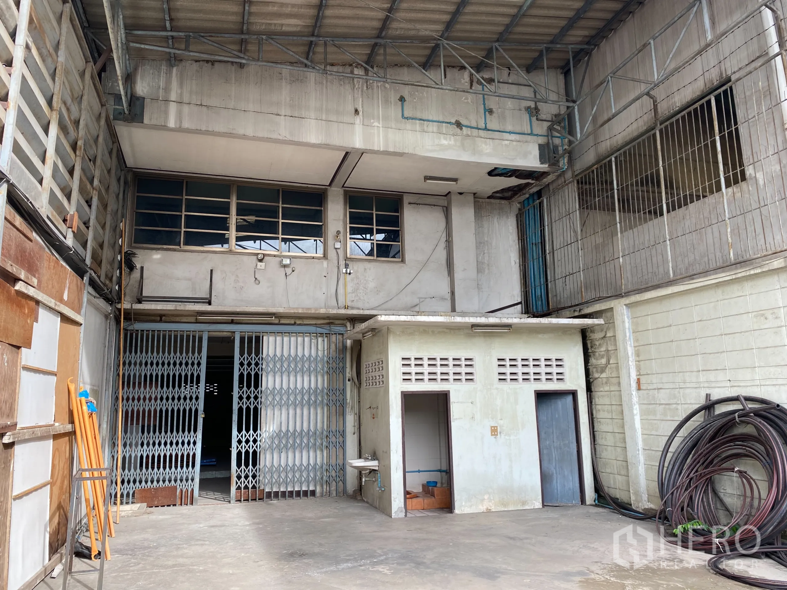 零售空间 出租在Yan Nawa, Bangkok - 高挑顶装卸区，金属折叠门与小型卫生间。