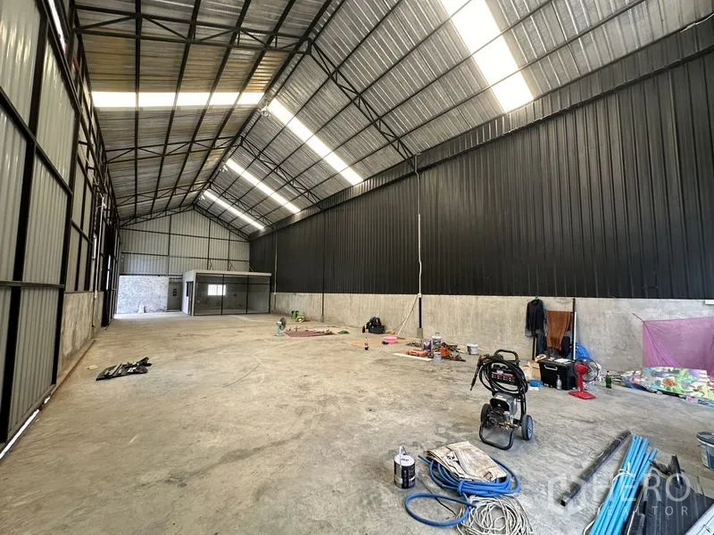 คลังสินค้า ให้เช่าในLat Phrao, Bangkok - พื้นที่โกดังสแปนกว้าง มีแผ่นรับแสงบนหลังคาและพื้นคอนกรีต