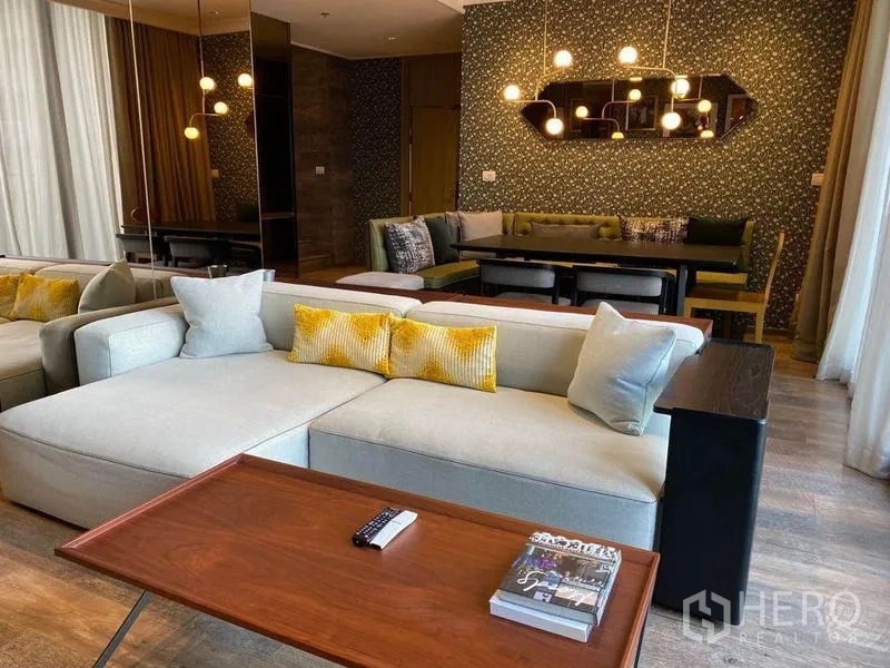 คอนโด ให้เช่าในPathum Wan, Bangkok - โซนนั่งเล่นเชื่อมพื้นที่รับประทานอาหารและโคมไฟดีไซน์