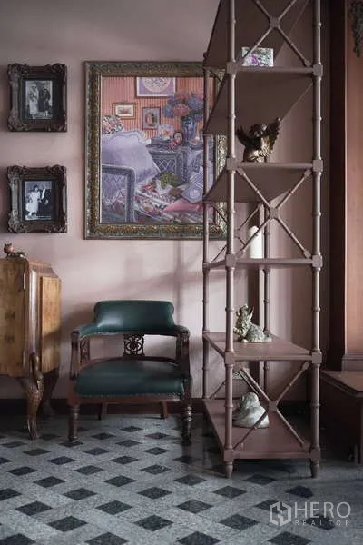 ทาวน์เฮาส์ ให้เช่าในKhlong Toei, Bangkok - มุมอ่านหนังสือสไตล์วินเทจมีชั้นวาง เก้าอี้ และกรอบรูป