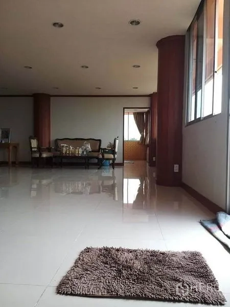 零售空间 出售在Bang Khun Thian, Bangkok - 宽敞的瓷砖地室内空间，带窗与沙发，适合展厅或办公室。