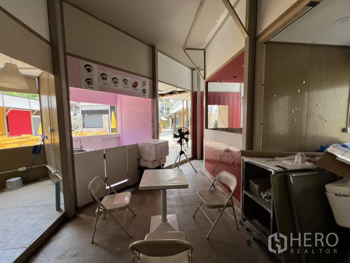 พื้นที่ขายปลีก ให้เช่าในKhlong Toei, Bangkok - พื้นที่ศูนย์กลางมีโต๊ะเก้าอี้ข้างช่องเสิร์ฟและพัดลม เชื่อมต่อกับที่นั่งกลางแจ้ง.