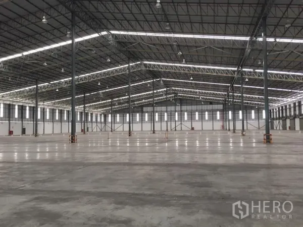คลังสินค้า ให้เช่าในSi Racha, Chon Buri - พื้นที่โกดังแบบเปิดโล่ง เสาโครงสร้างสูง ช่องแสงและช่องระบายอากาศ