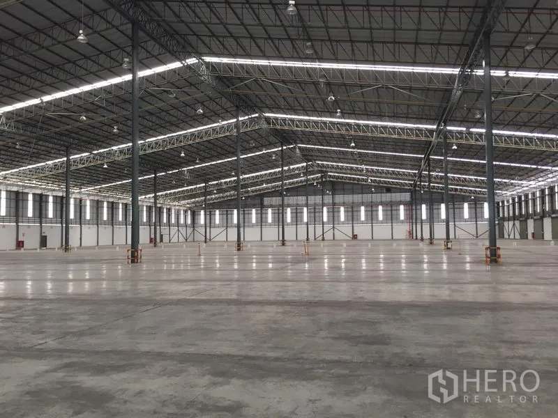 คลังสินค้า ให้เช่าในSi Racha, Chon Buri - พื้นที่โกดังแบบเปิดโล่ง เสาโครงสร้างสูง ช่องแสงและช่องระบายอากาศ