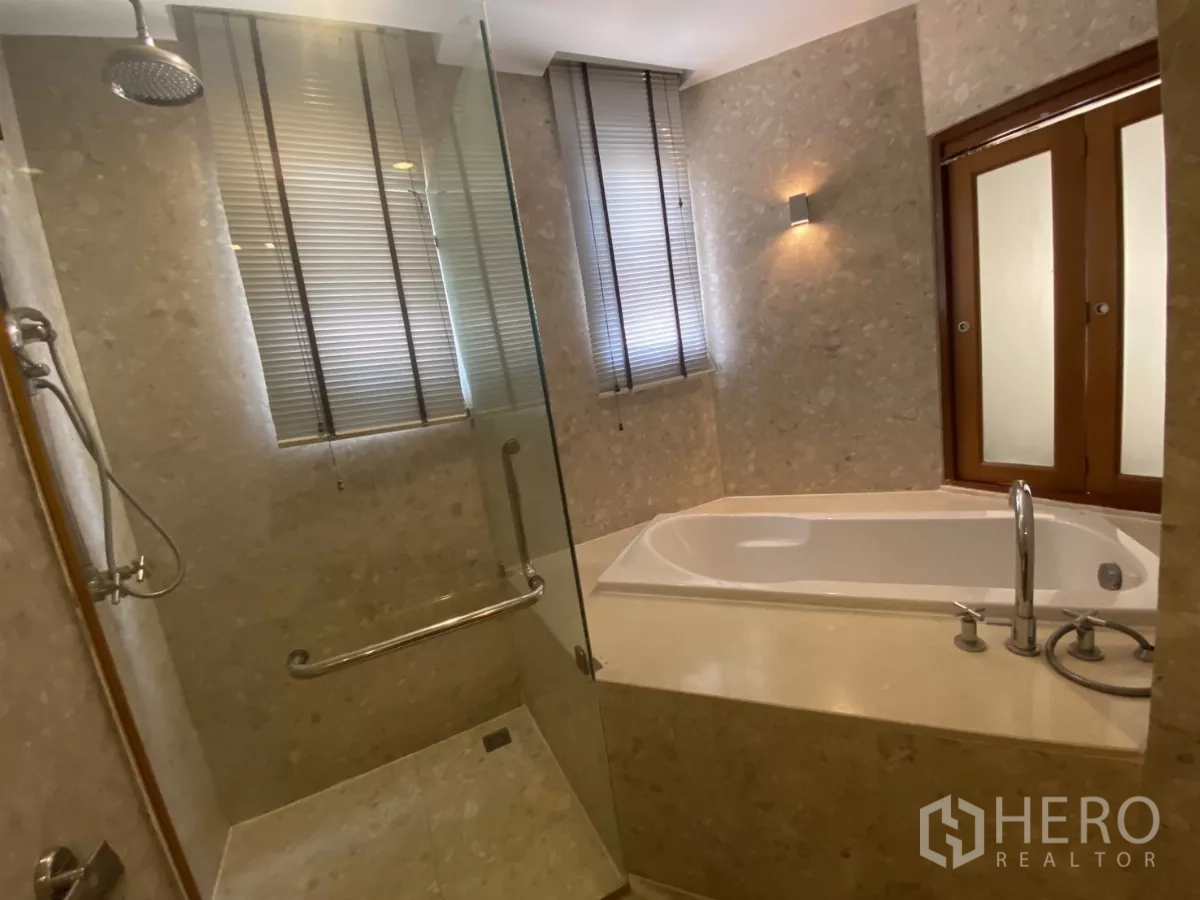 คอนโด ให้เช่าในWatthana, Bangkok - ห้องอาบน้ำแบบวอล์กอินฝักบัวเรนชาวเวอร์ ถัดจากอ่างอาบน้ำยกพื้นและหน้าต่างมู่ลี่