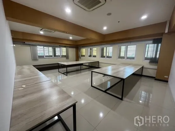 สำนักงาน ให้เช่าในSuan Luang, Bangkok - พื้นที่ทำงานพร้อมโต๊ะหลายตัว และหน้าต่างเรียงตัวพร้อมมู่ลี่