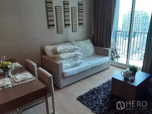 คอนโด ให้เช่าในKhlong Toei, Bangkok - มุมนั่งเล่นสว่างด้วยโซฟา ชุดรับประทานอาหาร และระเบียงชมวิวเมืองกรุงเทพฯ