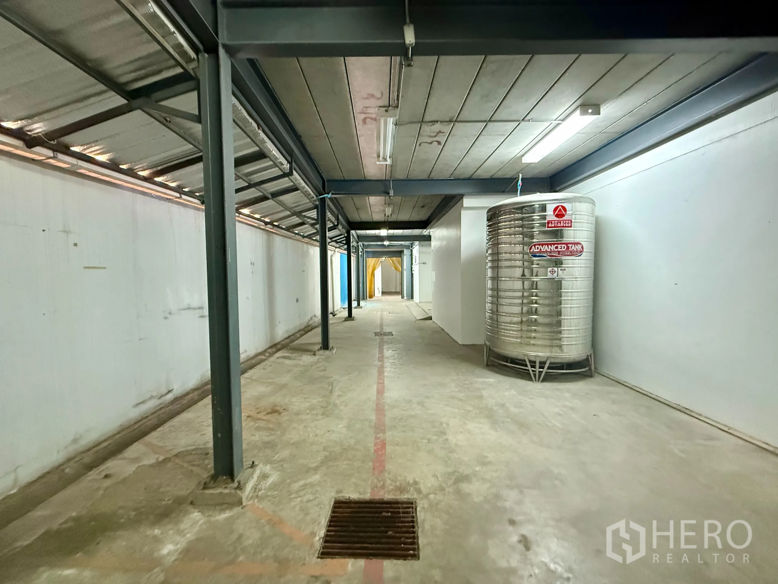 Office Space for rent in Bueng Kum, Bangkok - Long covered service corridor with drainage grates and water tank.