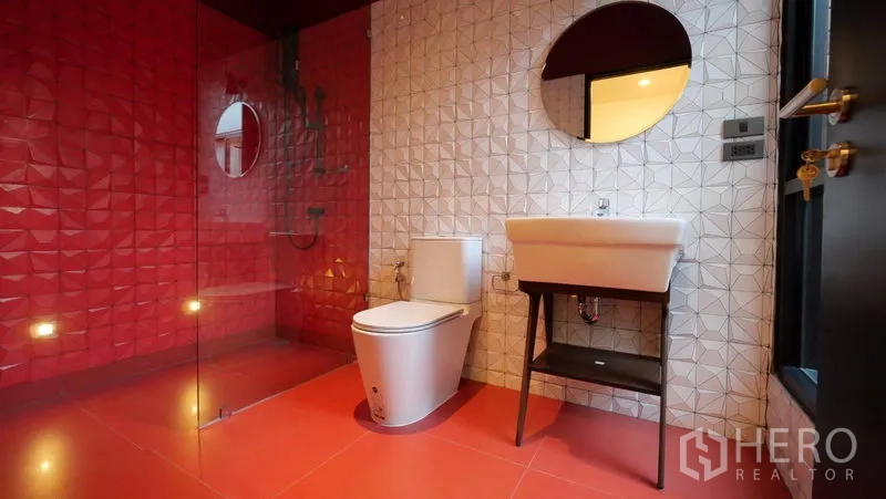 ทาวน์เฮาส์ ให้เช่าในKhlong Toei, Bangkok - ห้องน้ำดีไซน์ โทนแดง–ขาว พร้อมฝักบัวและอ่างล้างหน้า
