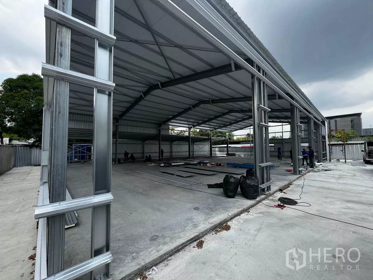 货栈 出租在Lak Si, Bangkok - 仓库侧视图，金属结构、挑高层高与宽敞的装卸前场。