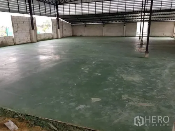 货栈 出售在Lam Luk Ka, Pathum Thani - 仓库内部宽敞，绿色环氧地坪与钢结构屋顶。