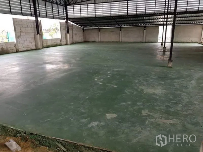 货栈 出售在Lam Luk Ka, Pathum Thani - 仓库内部宽敞，绿色环氧地坪与钢结构屋顶。