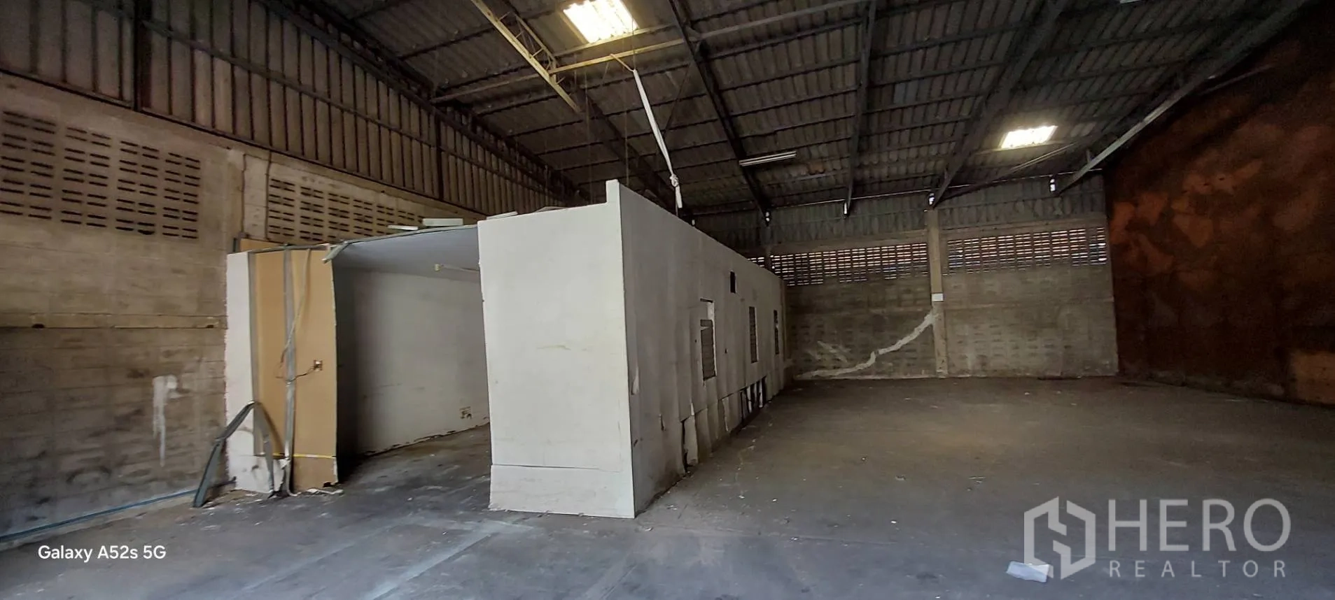 คลังสินค้า ให้เช่าในSathon, Bangkok - พื้นที่ด้านในพร้อมห้องกั้นภายใน ใต้โครงหลังคาเหล็กและไฟฟลูออเรสเซนต์