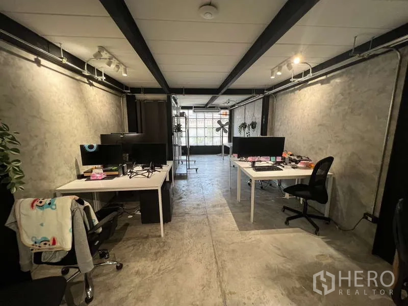 อาคารพาณิชย์ ขายในSuan Luang, Bangkok - โถงทำงานเพดานคานเปลือย โต๊ะทำงาน และกระถางต้นไม้
