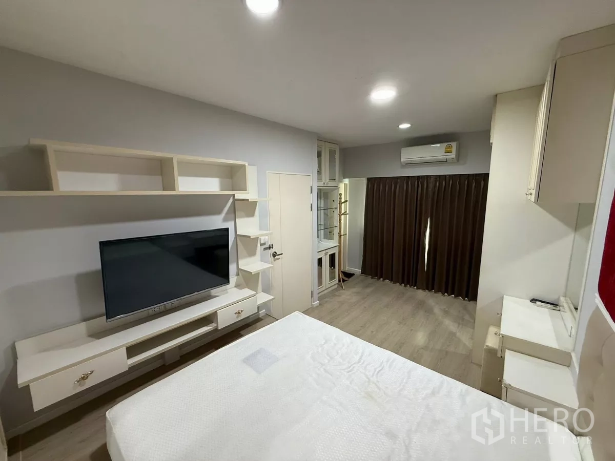 ทาวน์เฮาส์ ให้เช่าในSuan Luang, Bangkok - ห้องนอนพร้อมชั้นวางทีวีบิลท์อิน ชั้นวางของ และผ้าม่านทึบแสง