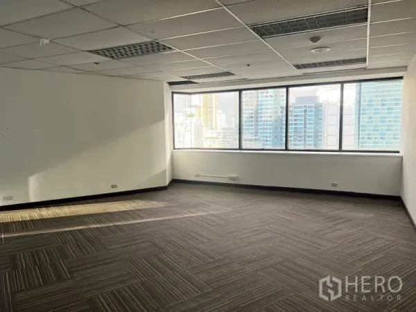 Office Space for rent in Khlong Toei, Bangkok - Bright 80 sqm office with large windows and Bangkok skyline views in Khlong Toei.