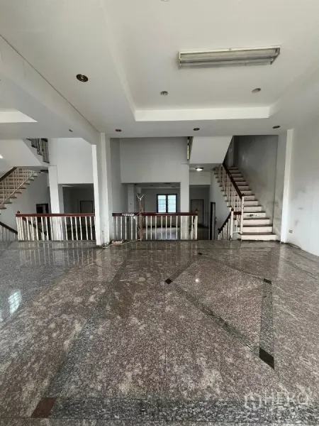 店屋 出租在Watthana, Bangkok - 多层店屋中的大型开放式大厅，抛光花岗岩地面、高挑天花与双向楼梯。