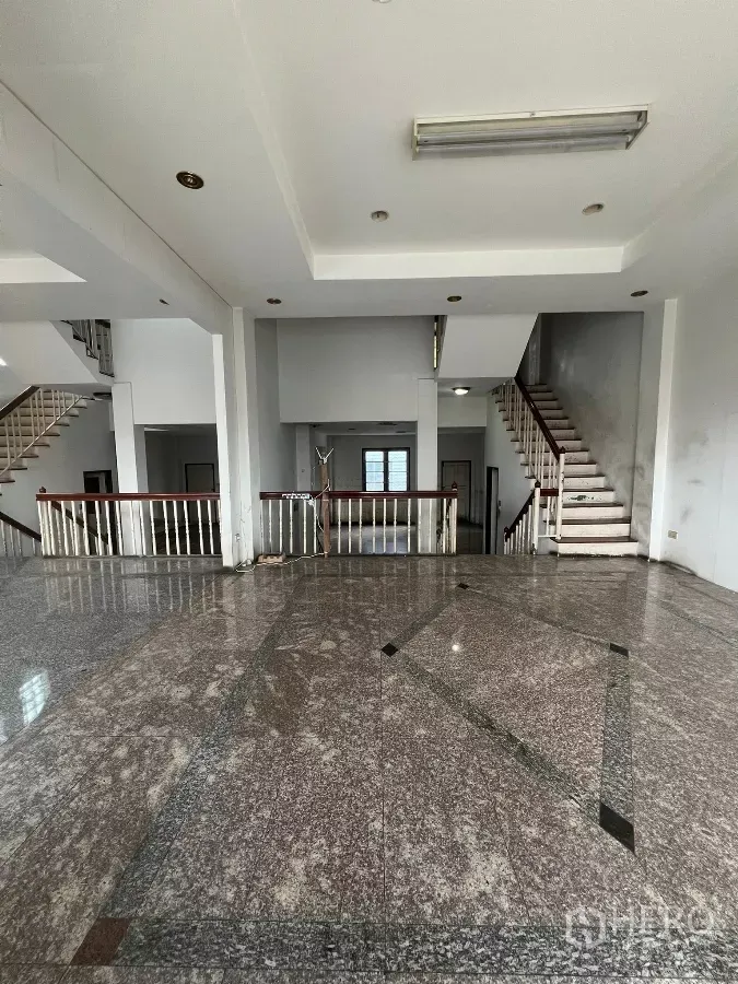 อาคารพาณิชย์ ให้เช่าในWatthana, Bangkok - โถงกว้างปูพื้นหินแกรนิต เพดานสูง พร้อมบันไดขึ้นสองฝั่งในอาคารพาณิชย์หลายชั้น