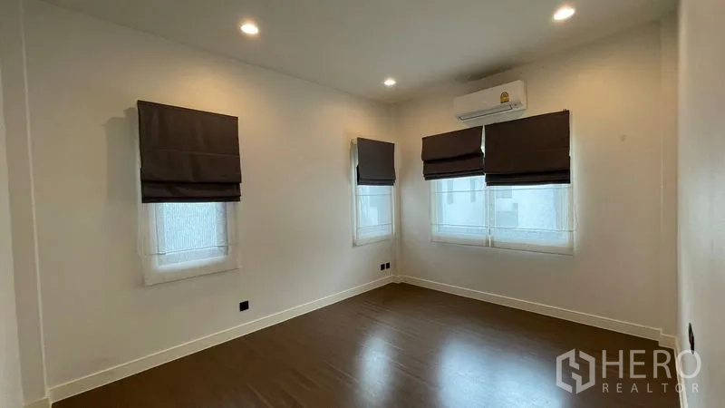 บ้าน ให้เช่าในBang Kapi, Bangkok - ห้องนอนสว่าง แอร์ และหน้าต่างสามบานพร้อมมู่ลี่