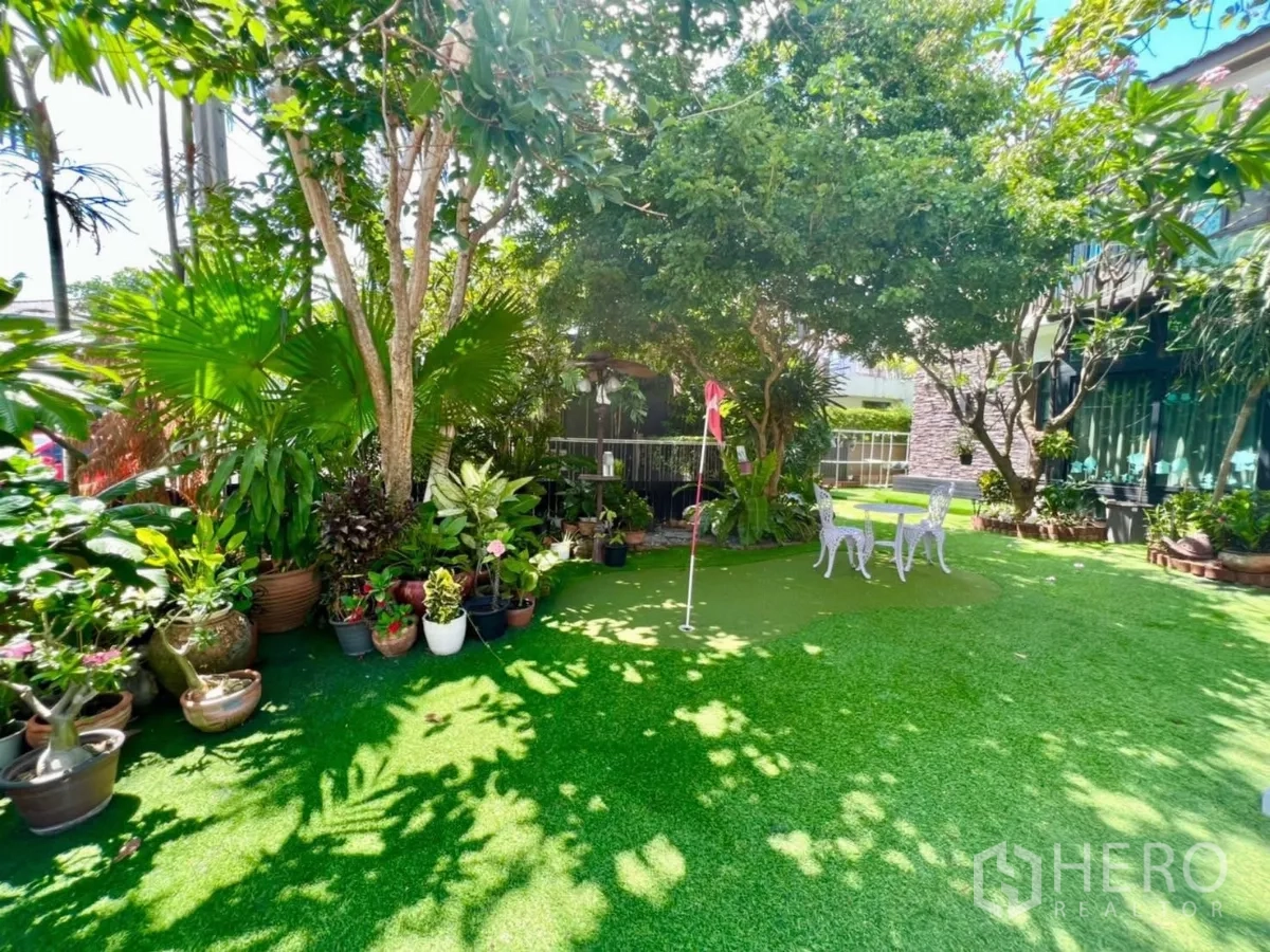 บ้าน ให้เช่าหรือขายในBang Kapi, Bangkok - สวนขนาดใหญ่ ต้นไม้ร่มรื่น กระถางต้นไม้ และกรีนซ้อมพัตต์