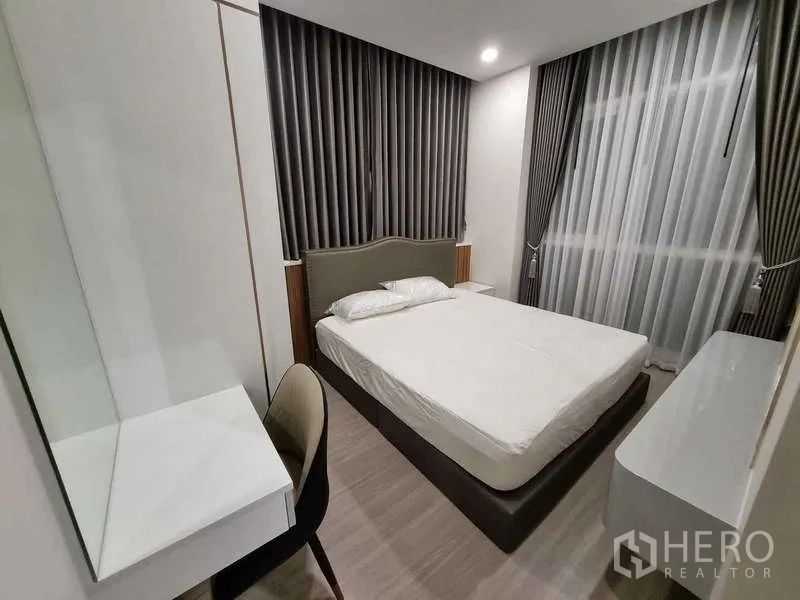 公寓 出租 - 温馨卧室，落地窗、遮光窗帘与简约家具。