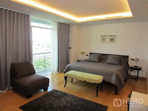 คอนโด ให้เช่าในPhaya Thai, Bangkok - ห้องนอนใหญ่กว้าง เตียงคิงส์ไซส์ พื้นไม้ และทางออกสู่ระเบียง