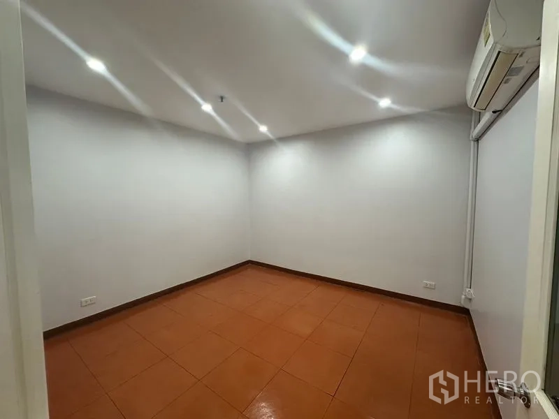 สำนักงาน ให้เช่าในYan Nawa, Bangkok - ห้องทำงานทรงสี่เหลี่ยม พื้นกระเบื้องสีน้ำตาลส้ม ผนังสีขาว แอร์แบบสปลิต