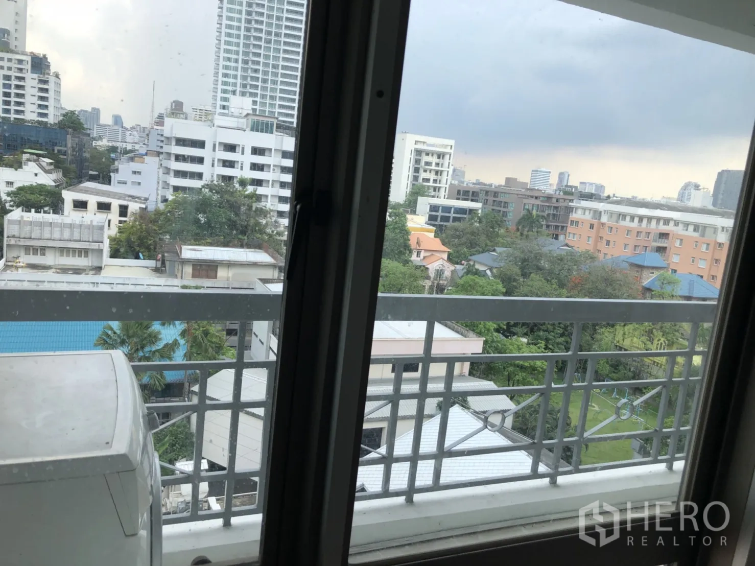 คอนโด ให้เช่าในWatthana, Bangkok - วิวระเบียง เห็นอาคารต่ำ ต้นไม้ และเส้นขอบฟ้า